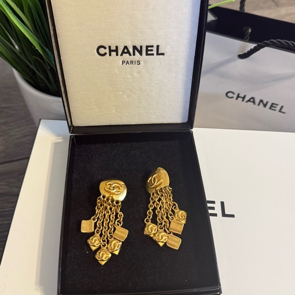 RARE! CHANEL Vintage Gold CC Logos Chain Dangle Clip On Earrings - Picture 1 of 11
